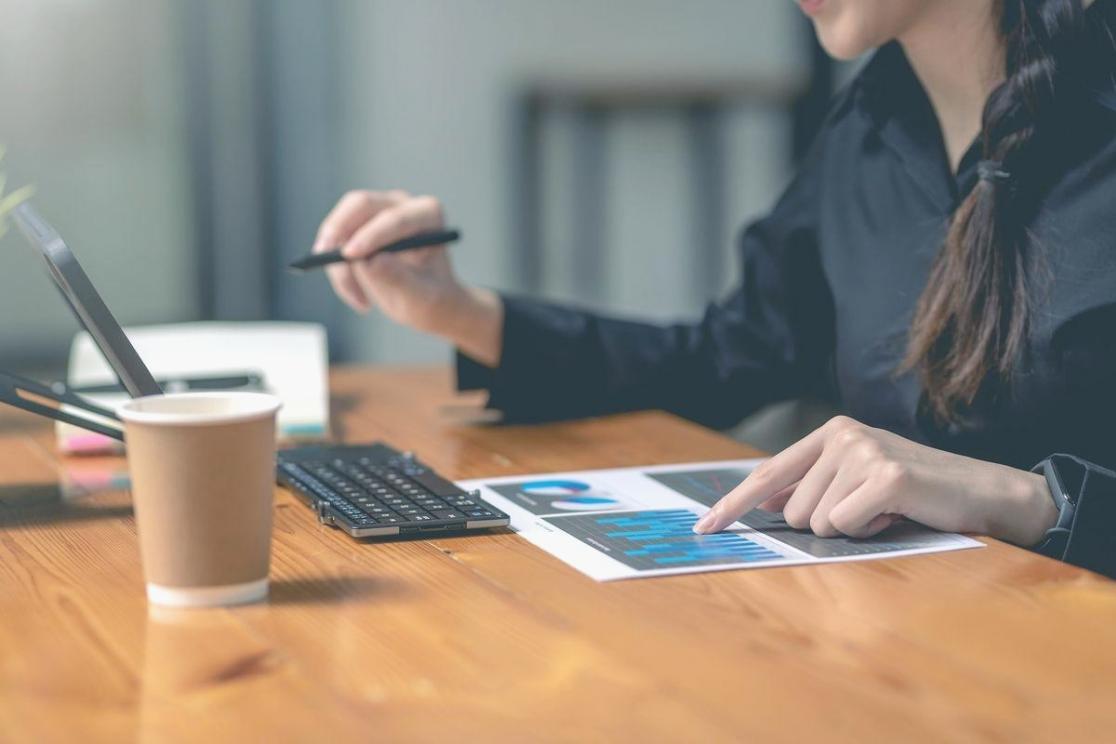 Teilnehmende nutzen verschiedene assistive Technologien während eines Online-Kurses